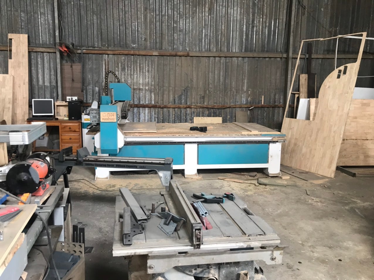 Wood sawing machine